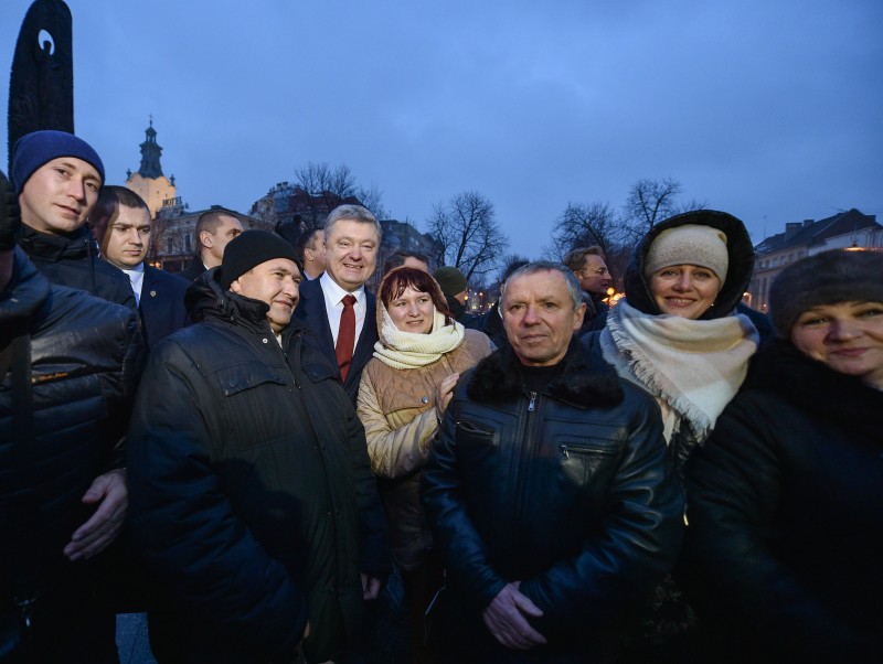 Президент на Львівщині ознайомився із першим в Україні електробусом «Електрон»