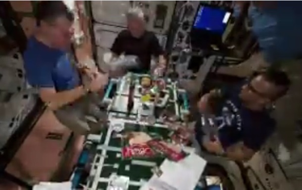 Космонавты приготовили на МКС пиццу
