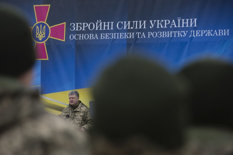 З нагоди Дня Збройних Сил України Президент нагородив військовослужбовців та присвоїв військові звання