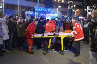 В Ивано-Франковске во время открытия новогодней елки фейерверк попал в голову девушке. Она растеряла много крови