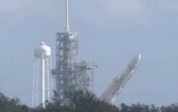 Установку Falcon Heavy на стартовый стол сняли на видео