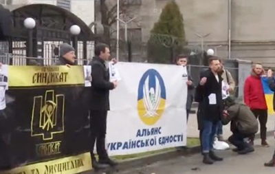 Возле посольства РФ в Киеве прошел флешмоб