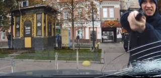 В Киеве неадекватный полицейский разбил стекло в каре, грозя пистолетом испуганным супругам
