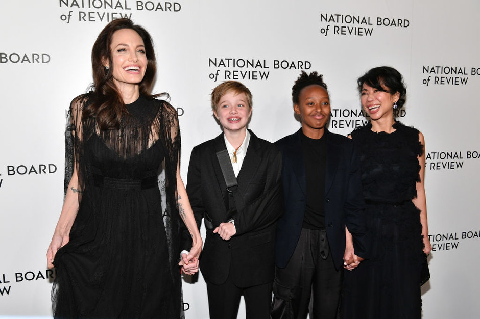 Новейший выход Анджелины Джоли с детками на NBR Awards