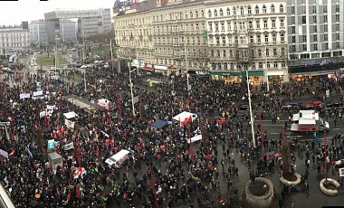 В Вене тыщи жителей нашей планеты протестуют против правительства Курца