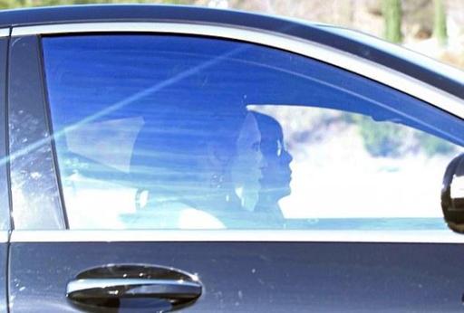 Дженнифер Лопес сфотографировали в маске для личика за рулем Mercedes