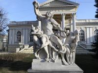 В Одессе вандалы испортили копию древнегреческой статуи(фото, видео)