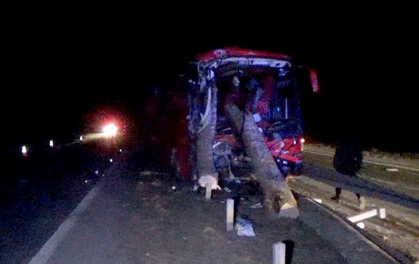 В Житомирской области автобус врезался в грузовик с бревнами