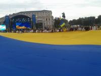 В Киеве сине-желтый флаг рекордной длины – наиболее километра – развернут 700 человек