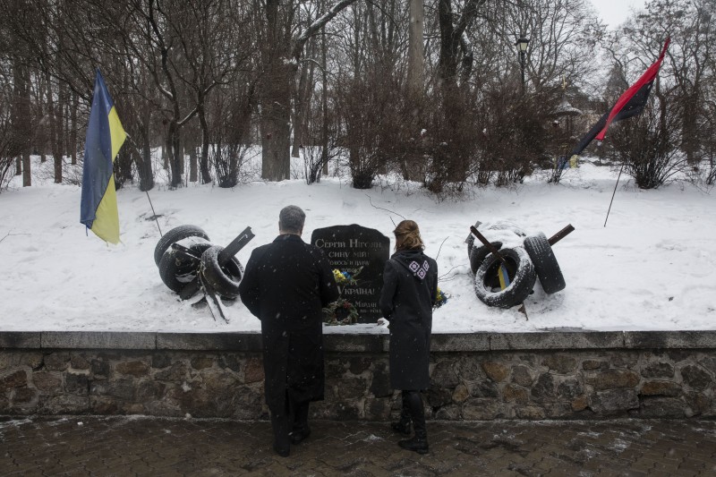 Президент разом з дружиною вшанували пам’ять загиблих під час Революції Гідності Сергія Нігояна та Михайла Жизневського