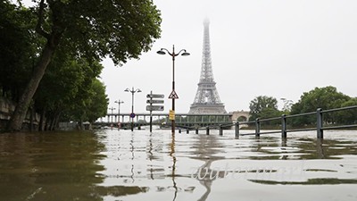Во Франции из-за проливных дождиков Сена вышла из берегов