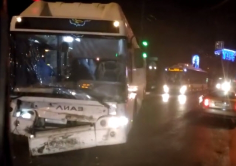 В Симферополе шофер легковушки пострадал в ДТП с пассажирским автобусом [видео]