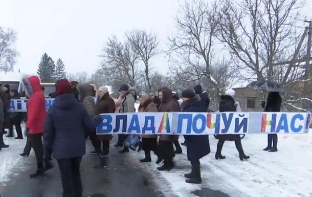 Под Хмельницким из-за закрытия школ учителя и родители перекрыли дорогу