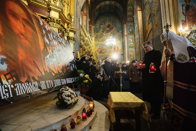 Президентське подружжя брало участь у панахиді за загиблими Героями Небесної Сотні у Михайлівському Соборі