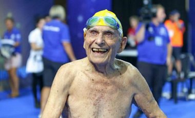 В Австралии 99-летний пловец установил мировой рекорд