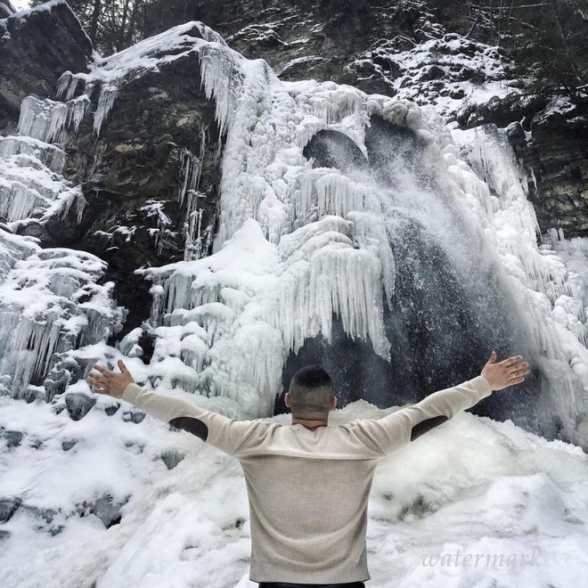 В Карпатах водопады перевоплотился в ледяные скульптуры
