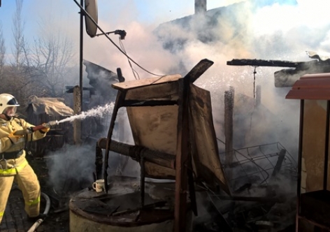 В Крыму на пожаре взорвался газовый баллон [фото]