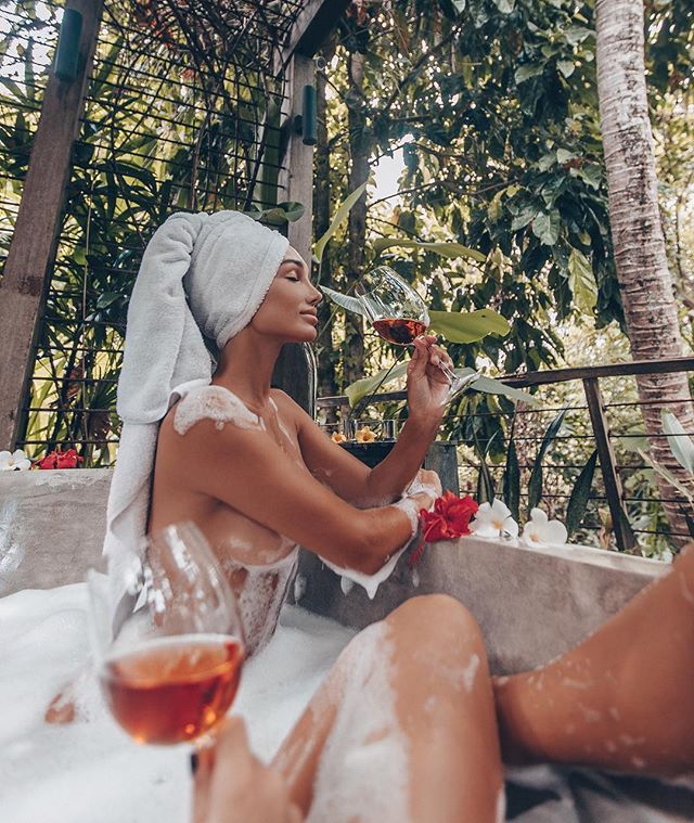 Фотомодель Анюта Рай предстала раздетой в ванне на Бали