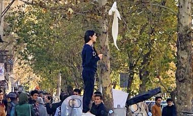 В Иране даму осудили на два года за протест против хиджаба