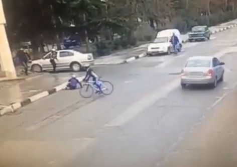 В Крыму водителя, сбившего девушек-велосипедисток, оштрафовали на тыщу рублей [видео]