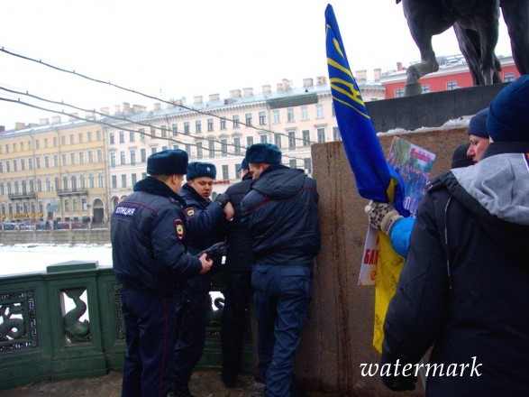 В Санкт-Петербурге напали на соучастника одиночного пикета с флагом Украины