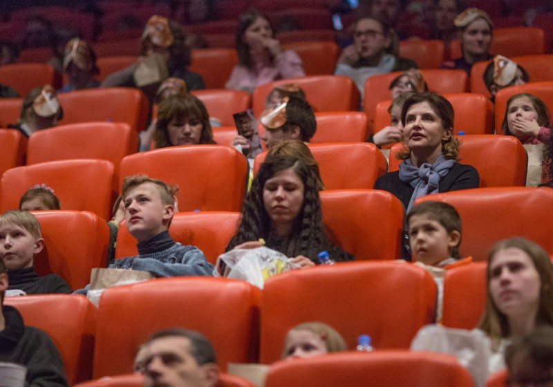 Марина Порошенко із дітьми-сиротами, вихованцями дитячих будинків та дітьми з інвалідністю відвідала благодійний показ анімаційного фільму «Викрадена принцеса»