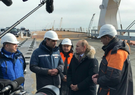 Путин проверил, как строится Крымский мост [фото]