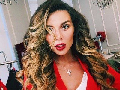 Сексуальная Анна Седокова послала фанатам воздушный поцелуй