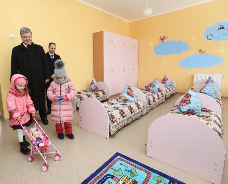Президент на Рівненщині: Відкриття новейшего дитячого садочку - яскравий приклад зрушень, можливих завдяки об'єднанню зусиль