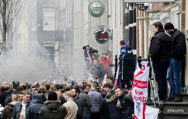 В Амстердаме задержали 90 футбольных фанатов