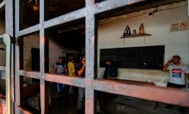 В Венесуэле задержаны 5 полицейских опосля погибели 68 заключенных