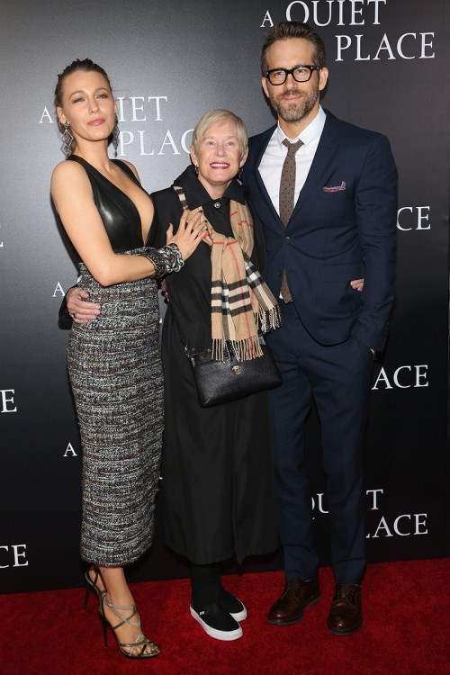 Блейк Лайвли и Райан Рейнольдс с матерью на премьере в Нью-Йорке опосля слухов о дилеммах в браке