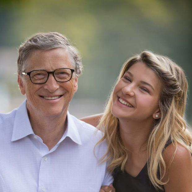 Билл Гейтс в грязной рубашке и брюках: один из богатейших людей мира прошелся по Лондону
