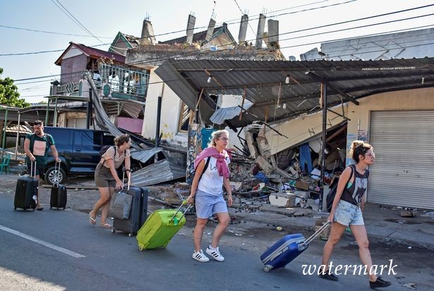 Туристы массово покидают Индонезию из-за землетрясения
