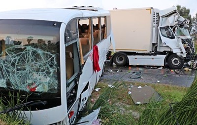 Российские туристы попали в аварию в Турции: 13 пострадавших