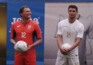 У нашей футбольной сборной в первый раз в истории возникла форма белоснежного цвета. На ней будет надпись «Слава Украине»