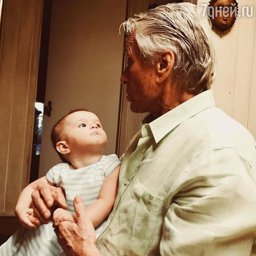 В Сети возникло трогательное фото Майкла Дугласа с крошечной внучкой