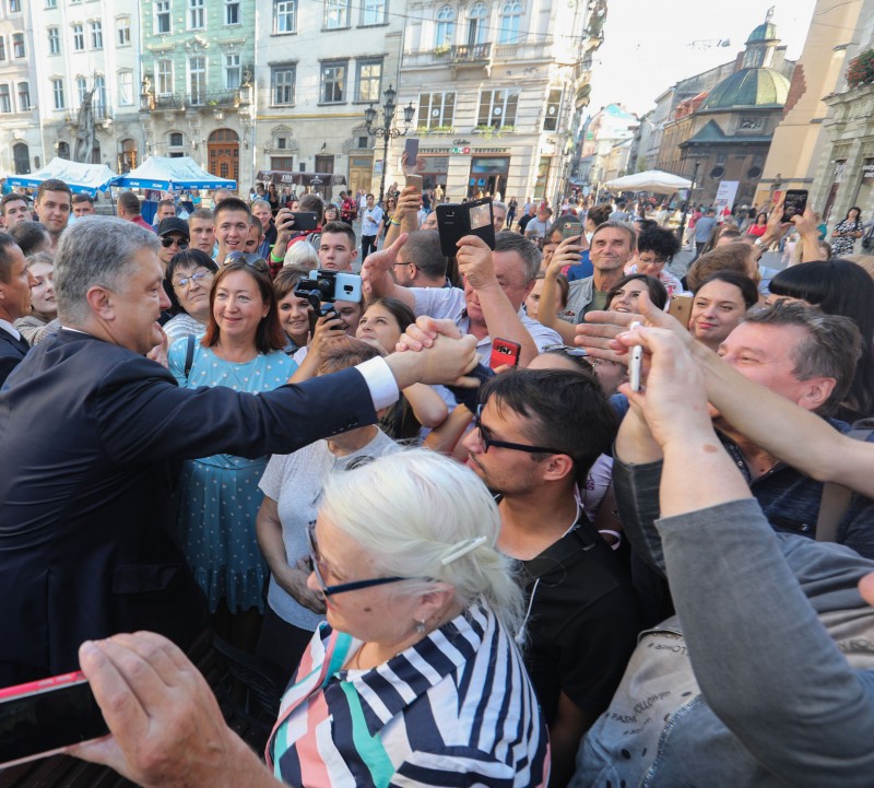 Найбільша окраса Львова - привітні та доброзичливі люди - Президент поспілкувався з львів’янами та прогулявся містом